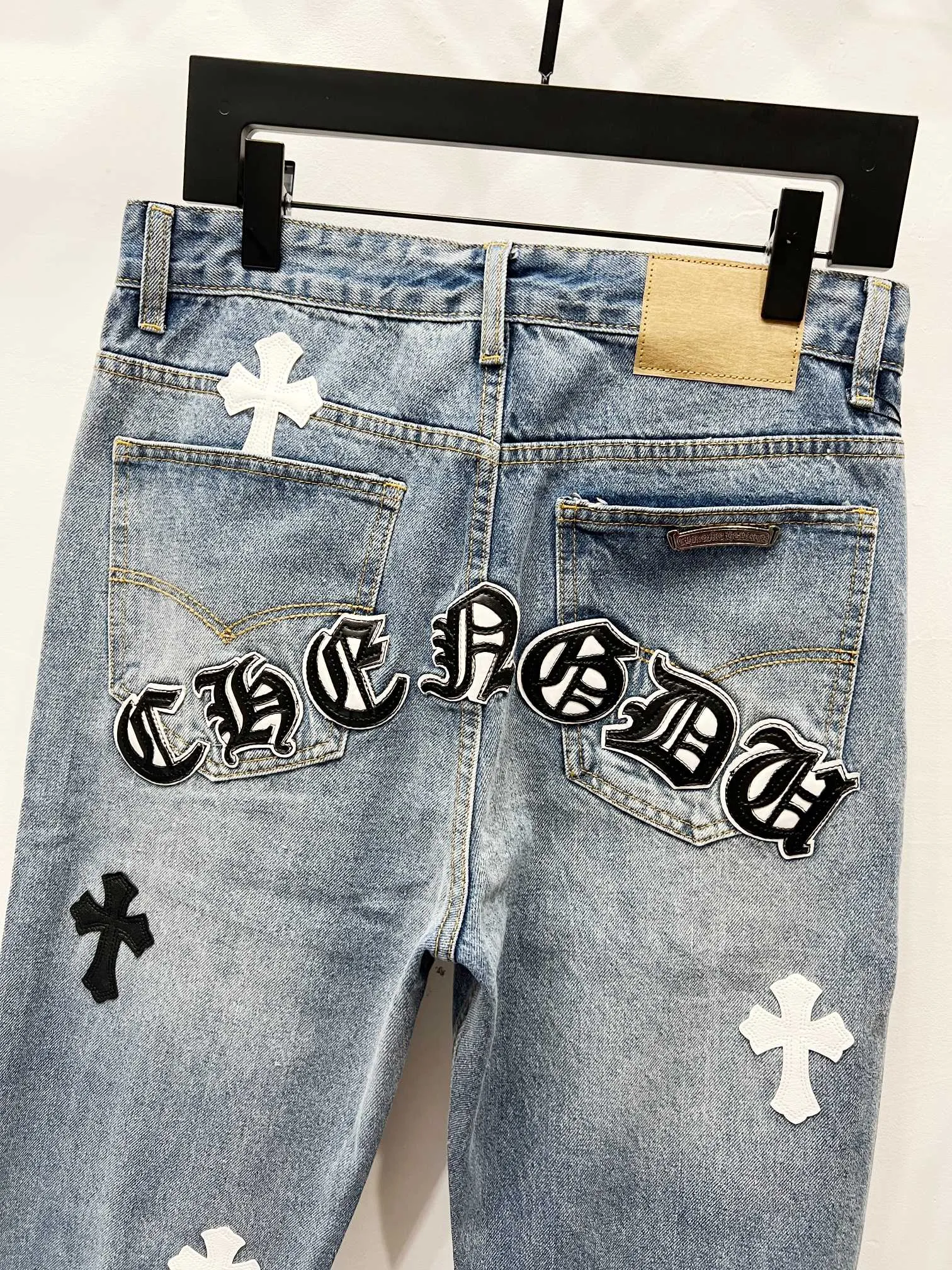 P260 Style number: (K530) Chrome Hearts & CH city limited series Sanskrit cross patch leather jeans, black and white color matching - Chengdu "chengdu" jeans catering to the hometown of Chengdu giant pandas. The finished products need to be washed and then disassembled and hand-stitched with sheepskin cross leather and then spliced ​​together to complete. The whole piece has too many processes to explain. The texture can be seen in the hand, and it looks good. The styles with different washed textures are very friendly to people with thin legs and thick legs. The straight version is very flattering to the leg shape. The moderate length is timeless and can be matched easily and casually. It is the basic styling foundation for various styles and is a must-have in the wardrobe! The fabric is stiff but also makes the upper body soft without losing texture. The washing process is even more perfect. It is a must-have item for everyone! ! ! Washed wheat, hang tag, pants label, three labels are complete, the upper body effect is particularly stiff and stylish, super stylish, the same style for men and women - Color: blue and black Size: 28 30 32 34